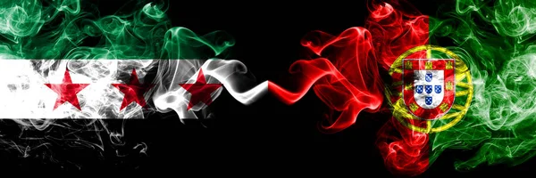 Suriye Arap Cumhuriyeti, Portekiz ve Portekiz 'e karşı yan yana yerleştirilmiş dumanlı bayraklar. Suriye muhalefetinin kalın renkli dumanlı bayrakları ve Portekiz, Portekizce — Stok fotoğraf