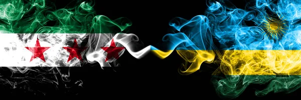 Suriye Arap Cumhuriyeti, Ruanda 'ya karşı yan yana yerleştirilmiş dumanlı bayraklar. Suriye muhalefetinin kalın renkli dumanlı bayrakları ve Ruanda, Ruanda — Stok fotoğraf