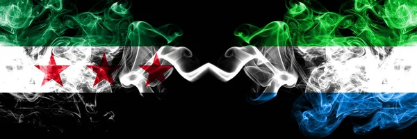 Bandiere fumogene della Repubblica Araba Siriana contro Sierra Leone affiancate. Bandiere fumose color seta spesse dell'opposizione siriana e della Sierra Leone — Foto Stock