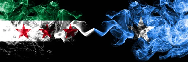 Syrská arabská republika vs Somálsko, somálské kouřové vlajky umístěné bok po boku. Silné barevné hedvábné kouřové vlajky syrské opozice a Somálska, Somálsko — Stock fotografie
