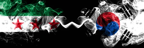 在阿拉伯叙利亚共和国对韩国的比赛中，韩国的烟旗肩并肩地插在一起。 叙利亚反对派和韩国、韩国厚重的彩色丝状烟雾旗 — 图库照片