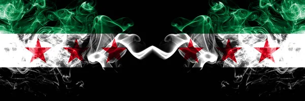 Syrien mot Syrien, Arabrepubliken Syrien, oppositionen röker flaggor placerade sida vid sida. Tjockfärgade silkeslena rökflaggor från Syriens opposition och Syrien, Arabrepubliken Syrien, opposition — Stockfoto