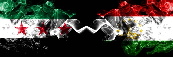 República Árabe Síria vs Tajiquistão, bandeiras de fumaça do Tajiquistão colocadas lado a lado. Bandeiras de fumo sedoso de cor grossa da oposição Síria e Tajiquistão, Tajiquistão — Fotografia de Stock