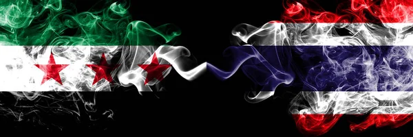 Συριακή Αραβική Δημοκρατία εναντίον Ταϊλάνδης, ταϊλανδέζικες σημαίες καπνού τοποθετημένες δίπλα-δίπλα. Χοντρό χρώμα μεταξένια σημαίες καπνού της αντιπολίτευσης Συρία και την Ταϊλάνδη, Ταϊλάνδης — Φωτογραφία Αρχείου