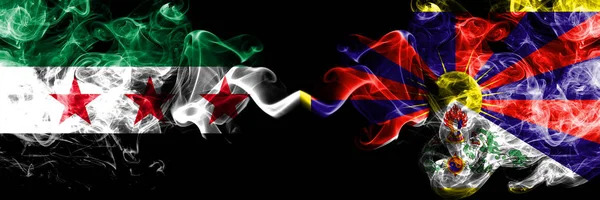在阿拉伯叙利亚共和国对西藏的比赛中，西藏的烟旗肩并肩地插在一起。 叙利亚反对派和西藏、西藏和西藏厚重的丝绸烟旗 — 图库照片