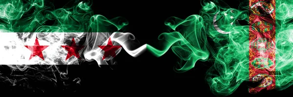 República Árabe Síria vs Turquemenistão, turcomenistanos fumam bandeiras colocadas lado a lado. Bandeiras de fumaça sedosa coloridas grossas da oposição Síria e Turcomenistão, Turcomenistanos — Fotografia de Stock