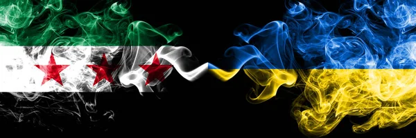 Syryjska Republika Arabska przeciwko Ukrainie, ukraińskie flagi dymne umieszczone obok siebie. Grube jedwabne flagi dymu syryjskiego opozycji i Ukrainy, Ukraina — Zdjęcie stockowe