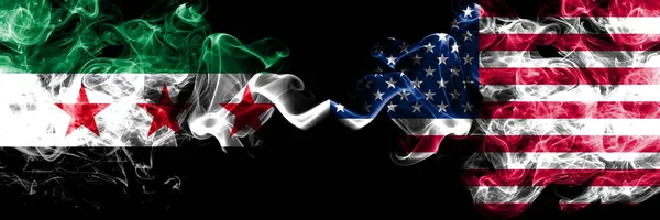 阿拉伯叙利亚共和国对美利坚合众国，美国烟旗并排放置。 叙利亚反对派和美利坚合众国、美国厚重的彩色丝状烟雾旗 — 图库照片