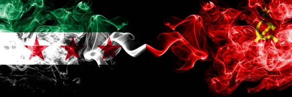 Syryjska Republika Arabska kontra Ussr, komunistyczne flagi dymne umieszczone obok siebie. Grube jedwabne flagi dymne opozycji syryjskiej i Ussr, komunistyczne — Zdjęcie stockowe