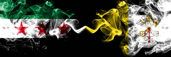 Suriye Arap Cumhuriyeti Vatikan 'a karşı yan yana yerleştirilmiş duman bayrakları. Suriye muhalefetinin ve Vatikan 'ın kalın renkli dumanlı bayrakları — Stok fotoğraf