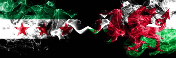 República Árabe Síria vs País de Gales, bandeiras de fumaça galesas colocadas lado a lado. Bandeiras de fumo sedoso de cor grossa da oposição Síria e País de Gales, Gales — Fotografia de Stock