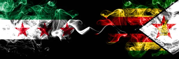 Suriye Arap Cumhuriyeti, Zimbabve 'ye karşı yan yana yerleştirilmiş Zimbabve duman bayrakları. Suriye muhalefetinin kalın renkli dumanlı bayrakları ve Zimbabve, Zimbabve — Stok fotoğraf