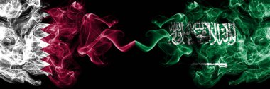 Katar Suudi Arabistan 'a karşı, yan yana yerleştirilmiş Arap dumanlı mistik bayraklar. Kalın renkli ipeksi soyut duman bayrakları.