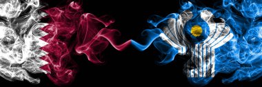 Katar, Cumhuriyetin dumanlı mistik bayraklarına karşı yan yana. Kalın renkli ipeksi soyut duman bayrakları.