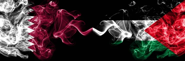 卡塔尔对巴勒斯坦 巴勒斯坦烟熏神秘的旗帜并排放置 浓密的彩色丝状抽象烟旗 — 图库照片