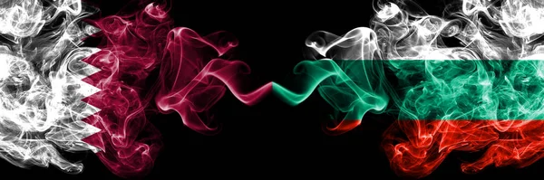 卡塔尔对保加利亚 保加利亚烟熏神秘主义旗帜并排放置 浓密的彩色丝状抽象烟旗 — 图库照片