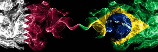 カタール対ブラジル ブラジルの煙霧のフラグが並んで配置されます 濃い色の絹のような抽象的な煙のフラグ — ストック写真