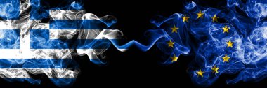Yunanistan Avrupa Birliği 'ne karşı, yan yana yerleştirilmiş AB dumanlı mistik bayrakları. Kalın renkli ipeksi soyut duman bayrakları.