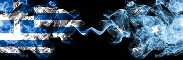 Греция Против Микронезии Микронезийские Дымящиеся Мистические Флаги Помещенные Бок Бок — стоковое фото