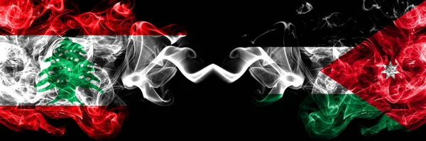 レバノン対ヨルダン ヨルダンの煙霧の神秘的な旗が並んで配置されます 濃い色の絹のような抽象的な煙のフラグ — ストック写真