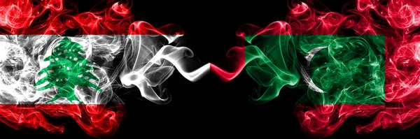 Ливан Против Мальдив Мальдивские Дымчатые Мистические Флаги Помещенные Бок Бок — стоковое фото