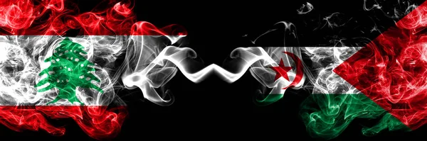 レバノン対サフラウィ煙霧の神秘的な旗が並んで配置されます 濃い色の絹のような抽象的な煙のフラグ — ストック写真
