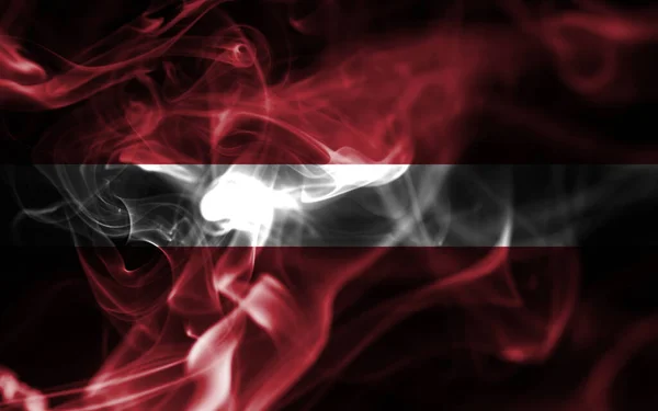 라트비아에서는 담배를 피우는 국기를 피운다 — 스톡 사진