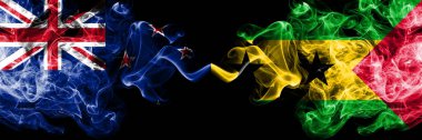 Yeni Zelanda, Sao Tome ve Principe 'ye karşı yan yana yerleştirilmiş gizemli bayraklar. Kalın renkli ipeksi soyut duman bayrakları