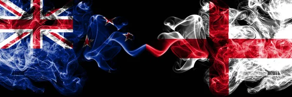 Новая Зеландия Против Англии Английские Дымящиеся Мистические Флаги Помещенные Бок — стоковое фото