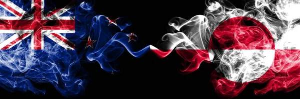 Новая Зеландия Против Гренландии Курительные Мистические Флаги Помещены Бок Бок — стоковое фото