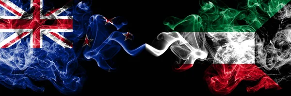 Nouvelle Zélande Koweït Drapeaux Mystiques Fumés Koweïtiens Placés Côte Côte — Photo