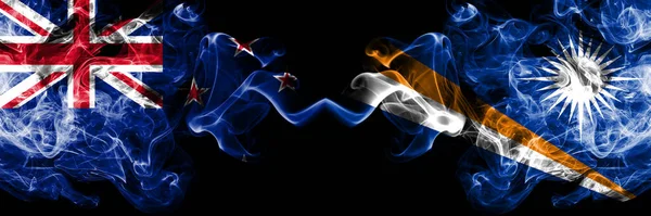 Yeni Zelanda, Marshall Adaları 'na karşı yan yana yerleştirilmiş dumanlı mistik bayraklar. Kalın renkli ipeksi soyut duman bayrakları