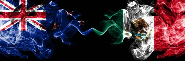 Yeni Zelanda Meksika 'ya karşı, yan yana yerleştirilmiş Meksika dumanlı mistik bayrakları. Kalın renkli ipeksi soyut duman bayrakları