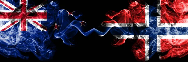 Yeni Zelanda Norveç Karşı Yan Yana Yerleştirilmiş Dumanlı Mistik Bayraklar — Stok fotoğraf