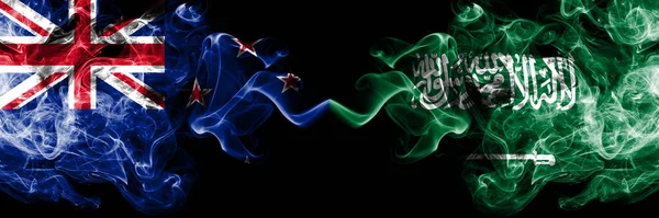 Yeni Zelanda Suudi Arabistan 'a karşı, yan yana yerleştirilmiş Arap dumanlı mistik bayraklar. Kalın renkli ipeksi soyut duman bayrakları
