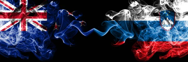 Nieuw Zeeland Slovenië Sloveense Rokerige Mystieke Vlaggen Naast Elkaar Geplaatst — Stockfoto