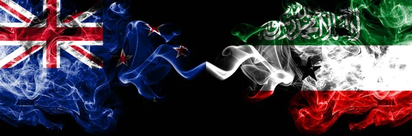 Neuseeland Somaliland Rauchen Mystische Flaggen Nebeneinander Dick Gefärbte Seidig Abstrakte — Stockfoto