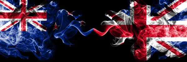 Новая Зеландия Против Великобритании Британские Дымящиеся Мистические Флаги Помещенные Бок — стоковое фото