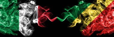 İtalya Kongo 'ya karşı, Kongo' nun dumanlı mistik bayrakları yan yana. Kalın renkli ipeksi soyut duman bayrakları İtalyan ve Kongo, Kongo