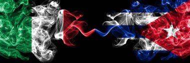 İtalya Küba 'ya karşı, yan yana yerleştirilmiş Küba dumanlı mistik bayrakları. Kalın renkli, ipeksi, soyut dumanlı bayraklar İtalyan ve Küba, Küba
