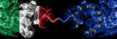 İtalya Avrupa Birliği 'ne karşı, yan yana yerleştirilmiş AB dumanlı mistik bayrakları. İtalya ve Avrupa Birliği ve AB bayraklarının kalın renkli, ipeksi, soyut duman bayrakları