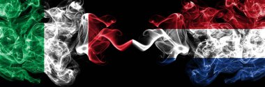 İtalya Hollanda 'ya karşı, Hollanda' nın dumanlı mistik bayrakları yan yana. İtalyan ve Hollanda 'nın kalın renkli, ipeksi, soyut duman bayrakları, Hollanda