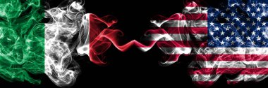 İtalya, Amerika Birleşik Devletleri 'ne karşı, Amerika ve ABD yan yana yerleştirilmiş gizemli bayraklar. Kalın renkli ipeksi soyut duman bayrakları. İtalyan ve Amerika Birleşik Devletleri, Amerika Birleşik Devletleri.