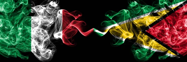 Italia Guyana Bandiere Mistiche Fumose Guyanesi Affiancate Bandiere Fumo Astratte — Foto Stock