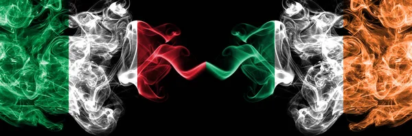 Itálie Irsko Irské Kouřové Mystické Vlajky Umístěné Bok Boku Silné — Stock fotografie