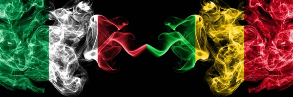 Itália Mali Bandeiras Místicas Fumegantes Colocadas Lado Lado Bandeiras Fumaça — Fotografia de Stock