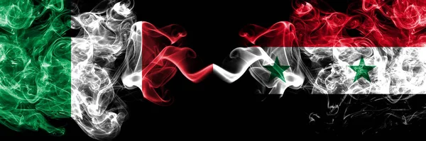 Italien Gegen Syrien Syrische Rauchfahnen Nebeneinander Dick Gefärbte Seidig Abstrakte — Stockfoto