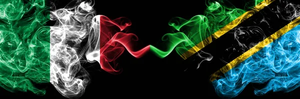 Ιταλία Εναντίον Τανζανίας Τανζανική Καπνιστή Μυστικιστική Σημαίες Τοποθετούνται Δίπλα Δίπλα — Φωτογραφία Αρχείου