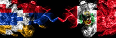 Nagorno-Karabakh, Artsakh Peru 'ya karşı, Peruan dumanlı mistik bayrakları yan yana yerleştirildi. Kalın renkli ipeksi soyut duman bayrakları