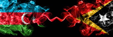 Azerbaycan, Azerbaycan, Doğu Timor 'a karşı yan yana yerleştirilmiş dumanlı mistik bayraklar. Kalın renkli ipeksi soyut duman bayrakları